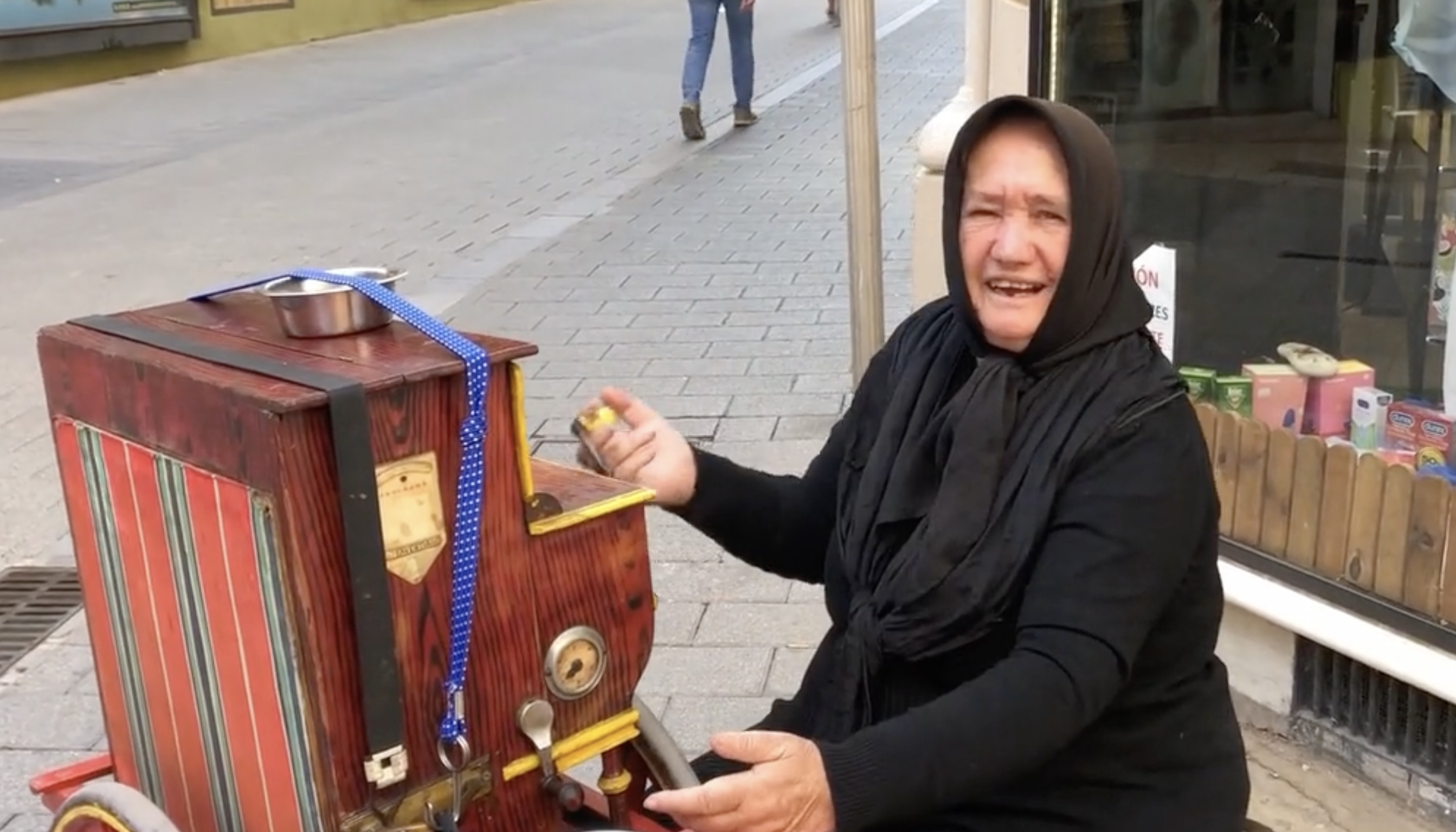 Salvadora, la única mujer organillera